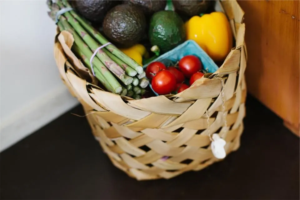 Canasta con alimentos frescos