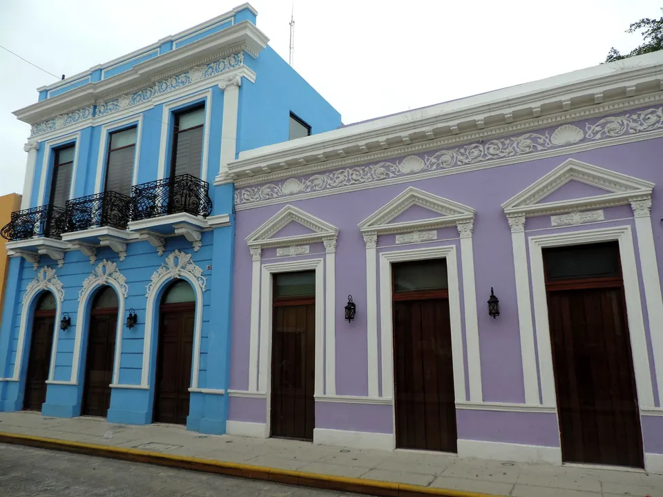Casas de colores en una calle de Mérida