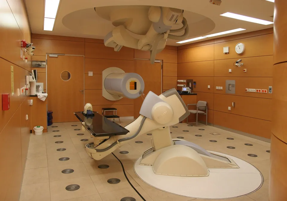 Sala de tratamiento con iones de carbono del centro HIT de Heidelberg, Alemania