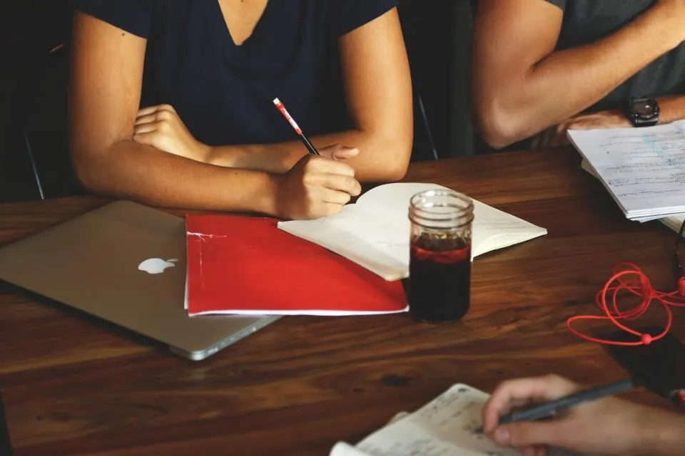 Personas toman notas durante un taller